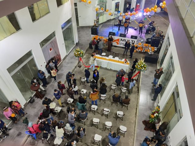 Apreciable doble altura del centro comercial.