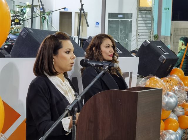 Carla Castellón ofrece palabras de honor previas al corte de la cinta inaugural. 