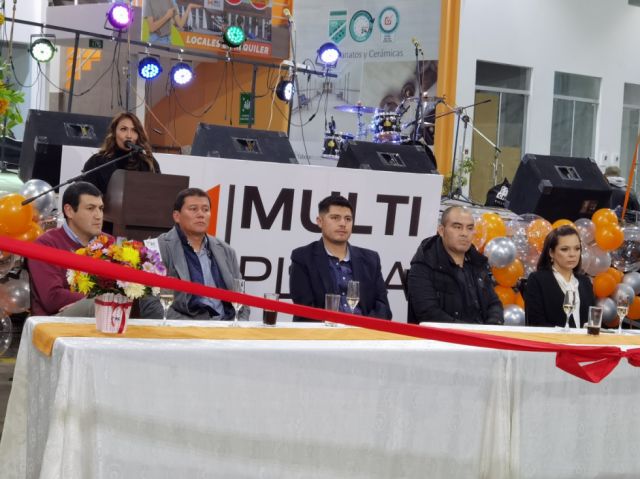 La mesa de anfitriones.