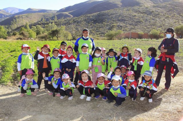 Estudiantes de la 1ra sección A con la profesora Eliana.