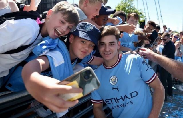 Julián fue presentado junto a Erling Haaland en el City