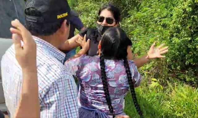 Retienen a una senadora y se produce incidente con gritos y empujones en medio de reclamos contra Emapa
