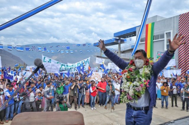 En aniversario de la gesta libertaria, La Paz recibe sistemas de agua, unidades educativas, títulos ejecutoriales, un surtidor de YPFB, electrificación y viviendas En aniversario de la gesta libertaria, La Paz recibe sistemas de agua, unidades educativas, títulos ejecutoriales, un surtidor de YPFB, electrificación y viviendas