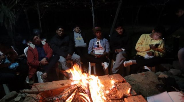 Relatando historias al calor del fuego.
