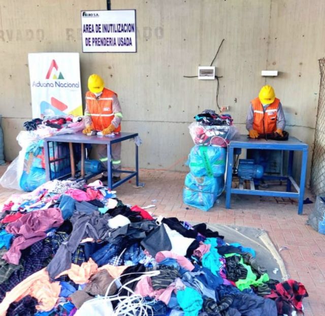 Aduana inutiliza más de seis toneladas de ropa usada, servirán para rellenar asientos  