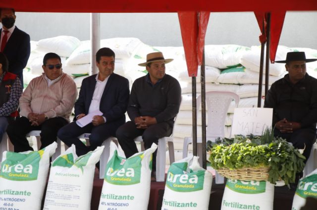 Alcalde entrega 409 toneladas de urea a 48 comunidades