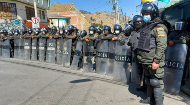 Adepcoca: Policía resguarda un mercado ilegal