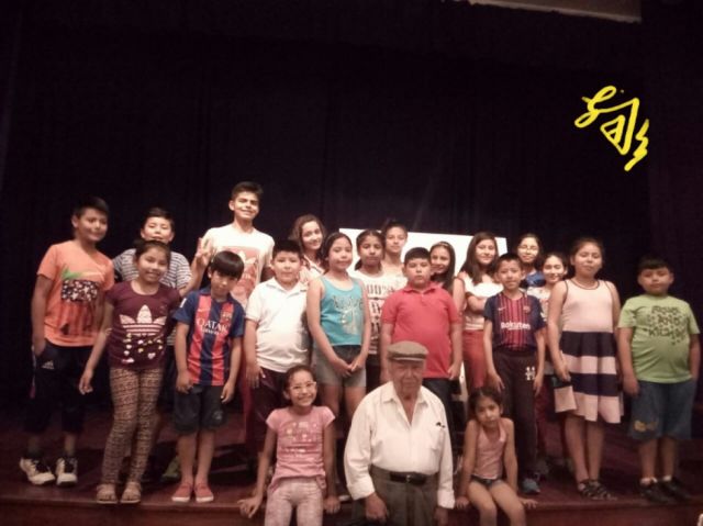 Amado Pardo Vaca y sus estudiantes.