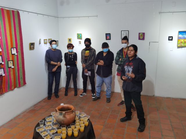 Sadid Arancibia presenta a los artistas expositores de Tarija.