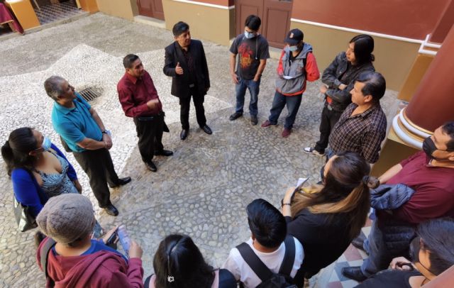 David Aruquipa comparte con artistas después de la presentación.