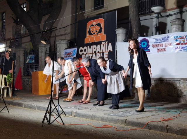 Venia de la Compañía Estable de Teatro de la Casa de la Cultura: Liber Baldiviezo, Carlos Torres, Adhemar Ruiz, Luz María Achá, Consuelo Zárate y Carolina Saravia.
