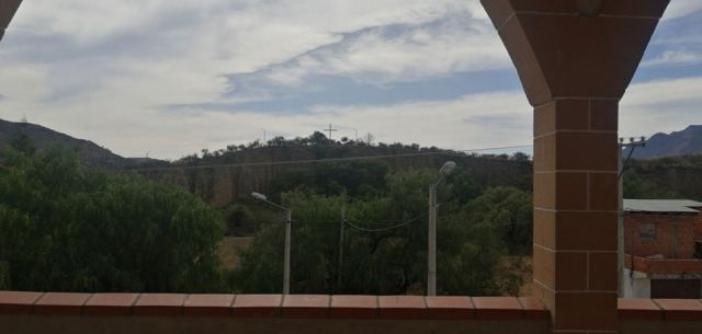 Los cerros que circundan el templo en Chaguaya 