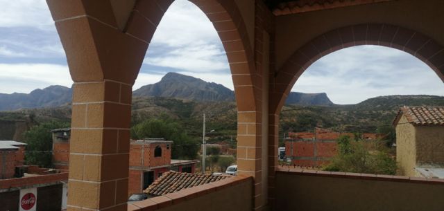 Los cerros que circundan el templo en Chaguaya