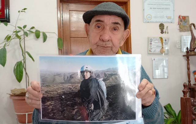 Heby Ponce, el tarijeño de 86 años que voló en parapente 