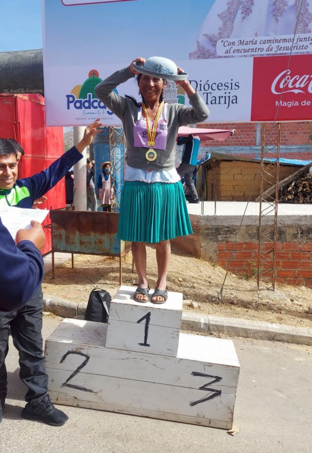 Clemencia Cruz, con ojotas y pollera, gana una carrera de 15 kilómetros