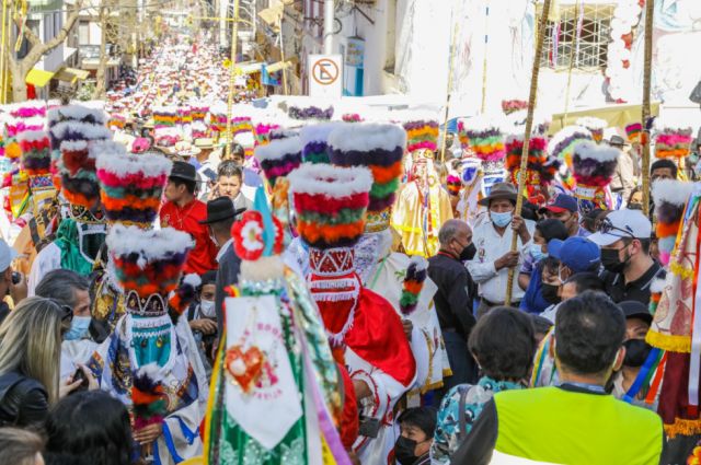 El “mar de chunchos” que acompañó la procesión 