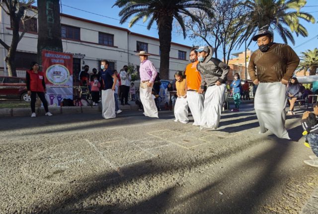 Carrera de sacos.
