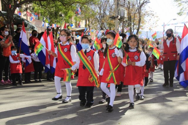 Alumnos del Kínder Tercera Orden Franciscana desfilando.