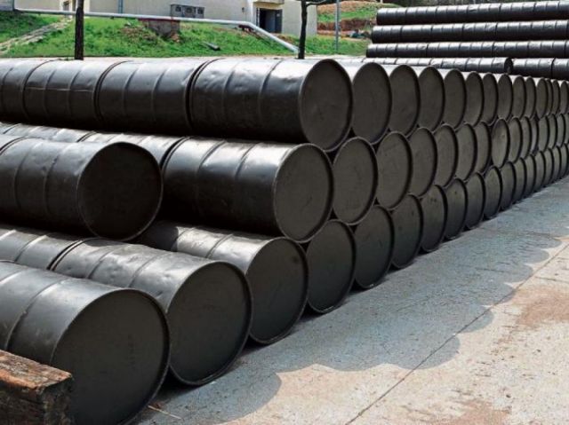 Precios del petróleo suben casi 4 dólares