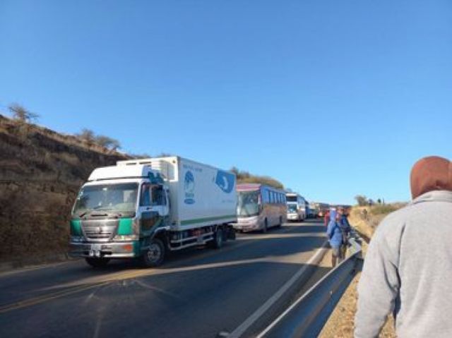 Cerca de 100 vehículos se encuentran parados en el bloqueo de Pajchani