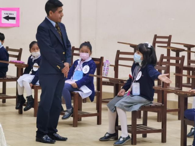 Despliegue de personalidad con el maestro de ceremonias
