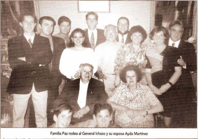 Familia Paz rodea al General Ichazo y su esposa Ayda Martínez