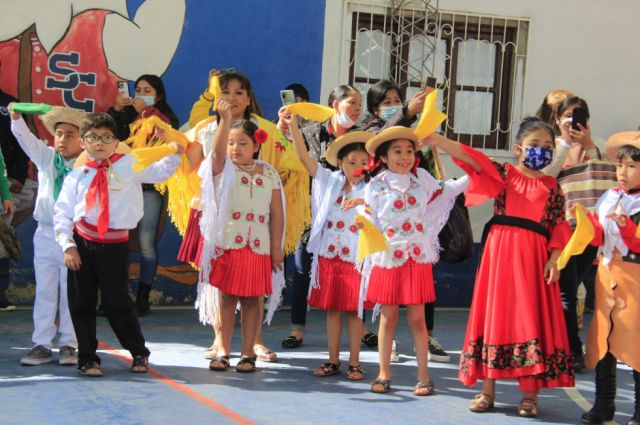 Niñas y niños realizan bailes típicos