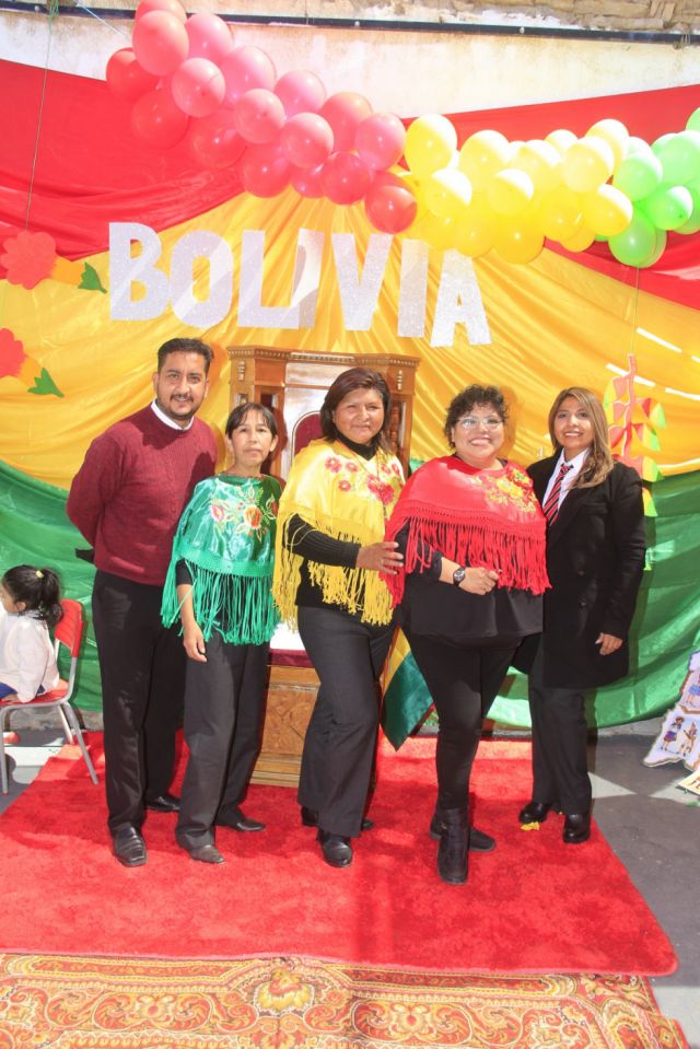Profesoras de Primero Básico junto a la directora y el coordinador general