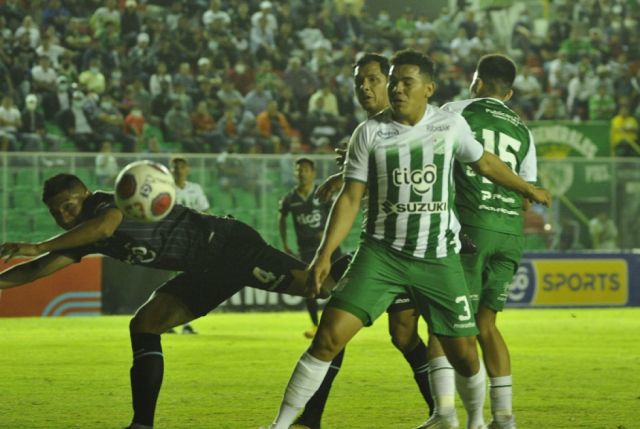 Oriente Petrolero consigue una trabajosa victoria sobre Aurora