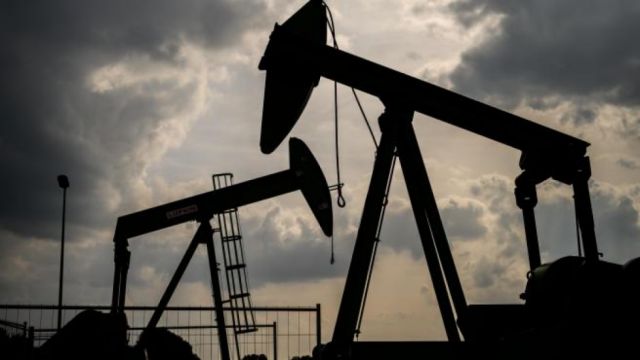 El crudo Brent cae por debajo de los 90 dólares por primera vez desde febrero