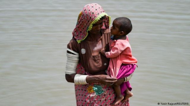 Miles de mujeres embarazadas en riesgo por inundaciones en Pakistán