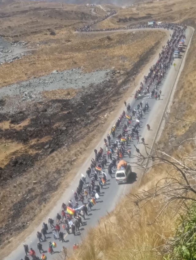 Cientos de cocaleros marchan a la ciudad de La Paz