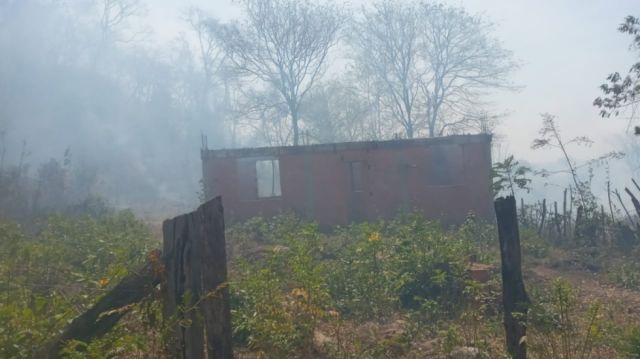 Incendio en el Aguaragüe se mantiene activo y afecta a barrios de Yacuiba