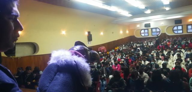 El cóndor narra historias al público.