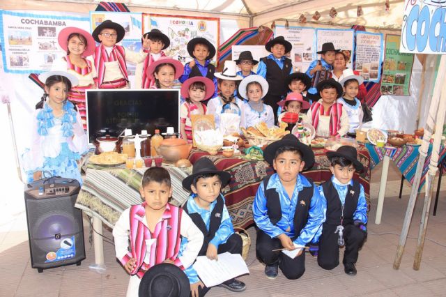 Cuarto básico con la profesora Fátima Iraola expone Cochabamba.