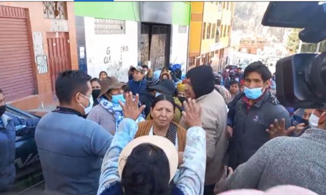 Cocaleros y vecinos de Villa el Carmen se enfrentan por venta de coca en la calle