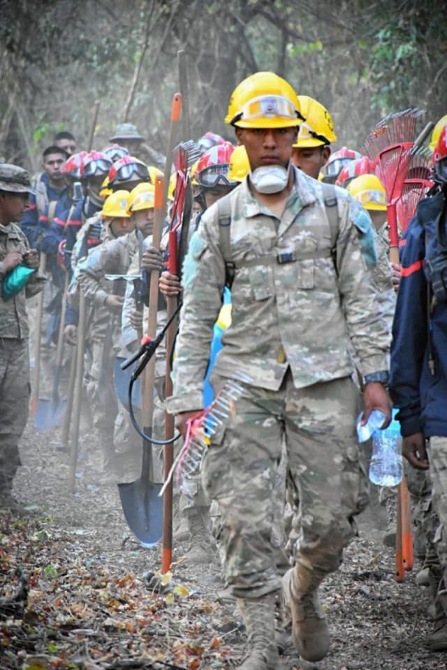 Soldados ayudan a combatir el incendio en el  Aguaragüe 