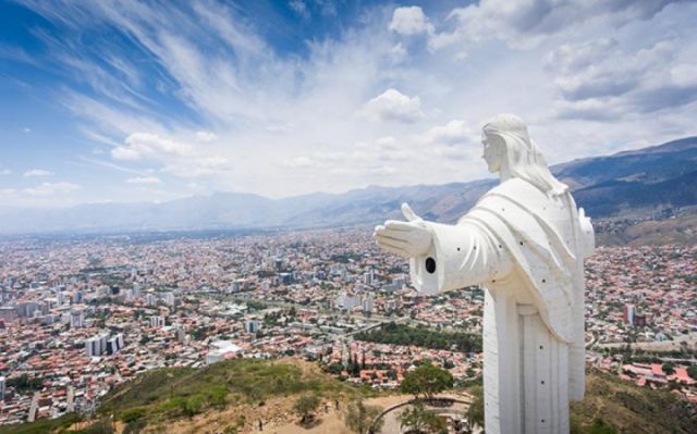 Autoridades rinden homenaje a la efeméride departamental de Cochabamba