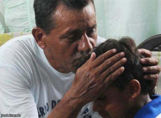 “Pórtate bien”: el efecto real de esta frase que no oyen los niños