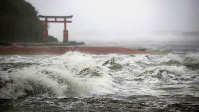 Japón ordena evacuación de 8.3 millones de personas ante inminente impacto de tifón Nanmdol