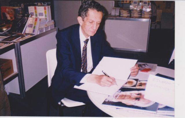 Firmando su libro Conversaciones con Víctor Paz