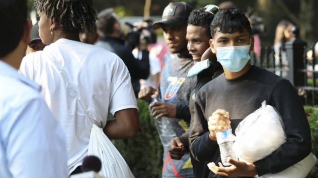 Otros 50 migrantes llegan a la residencia de Harris