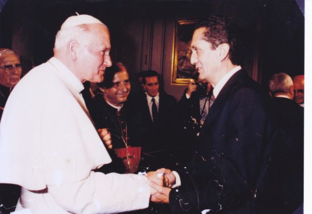 Saludando al Papa Juan Pablo II