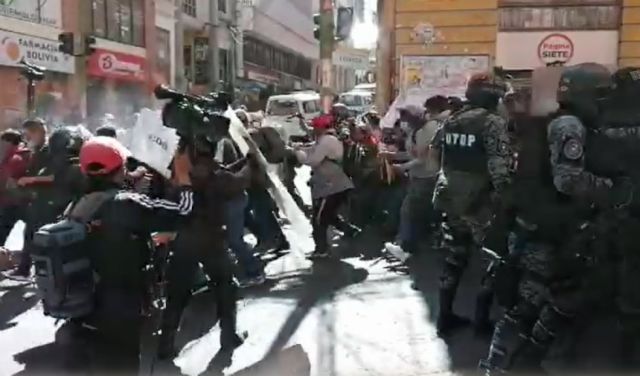 Tensión, enfrentamiento y gasificación en el centro paceño por las marchas cocaleras