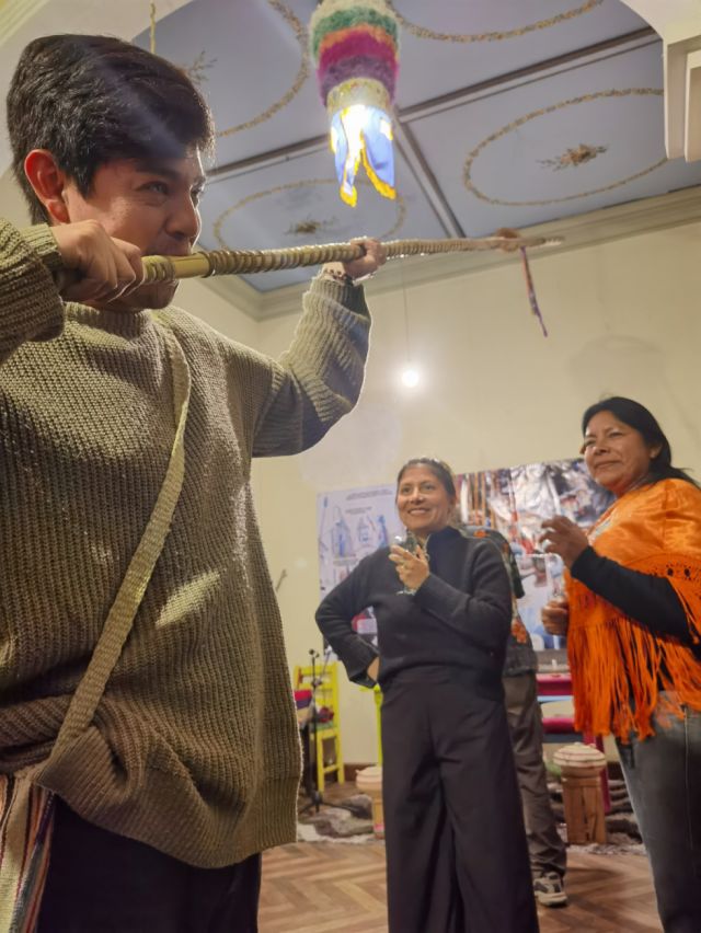 Edward Farfán, anfitrión del Hostal, entonando la caña.