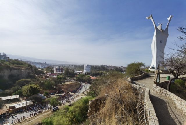 El Cristo saluda la procesión del Santo Peregrino.