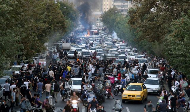 Irán: Ascienden a 17 los muertos en las protestas por el fallecimiento de una mujer detenida por llevar mal el velo