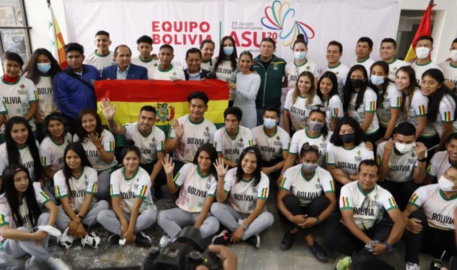 Equipo Bolivia recibe la Tricolor  para los Juegos Suramericanos	