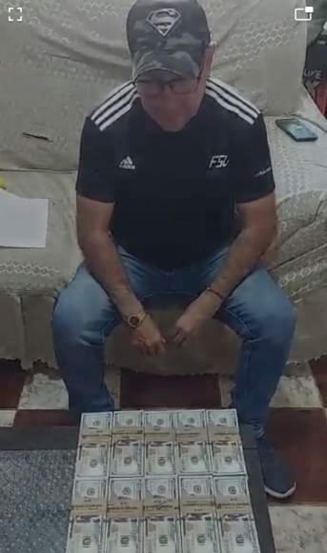 Cae hombre que se filmó con dólares para un policía
