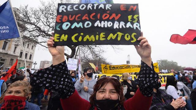 Profesores mantienen paro en Uruguay